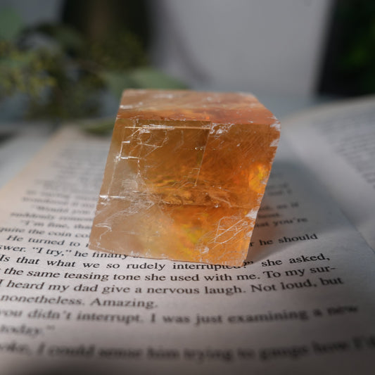 天然石 ハニーカルサイト フリーフォーム｜心をほどき、自分のペースを取り戻す石