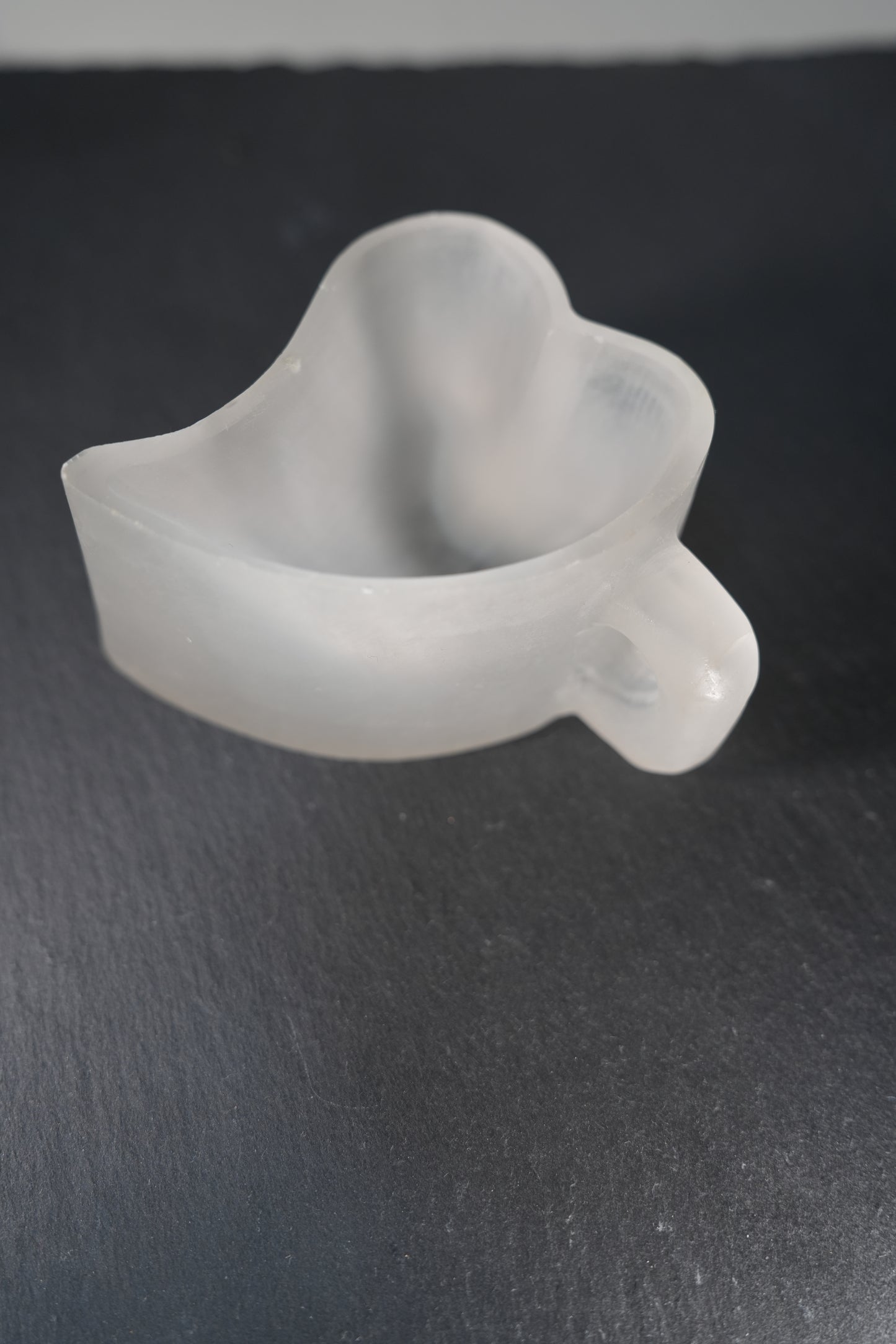 清らかな光が満ちる癒しの器｜セレナイト ハートカップ Selenite Heart Cup