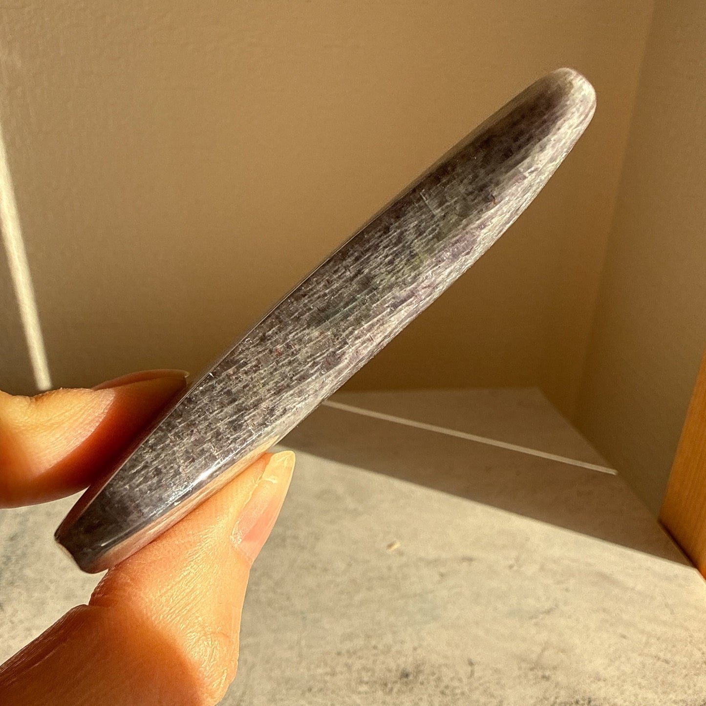 アイオライト 月 台座付き Cordierite Moon