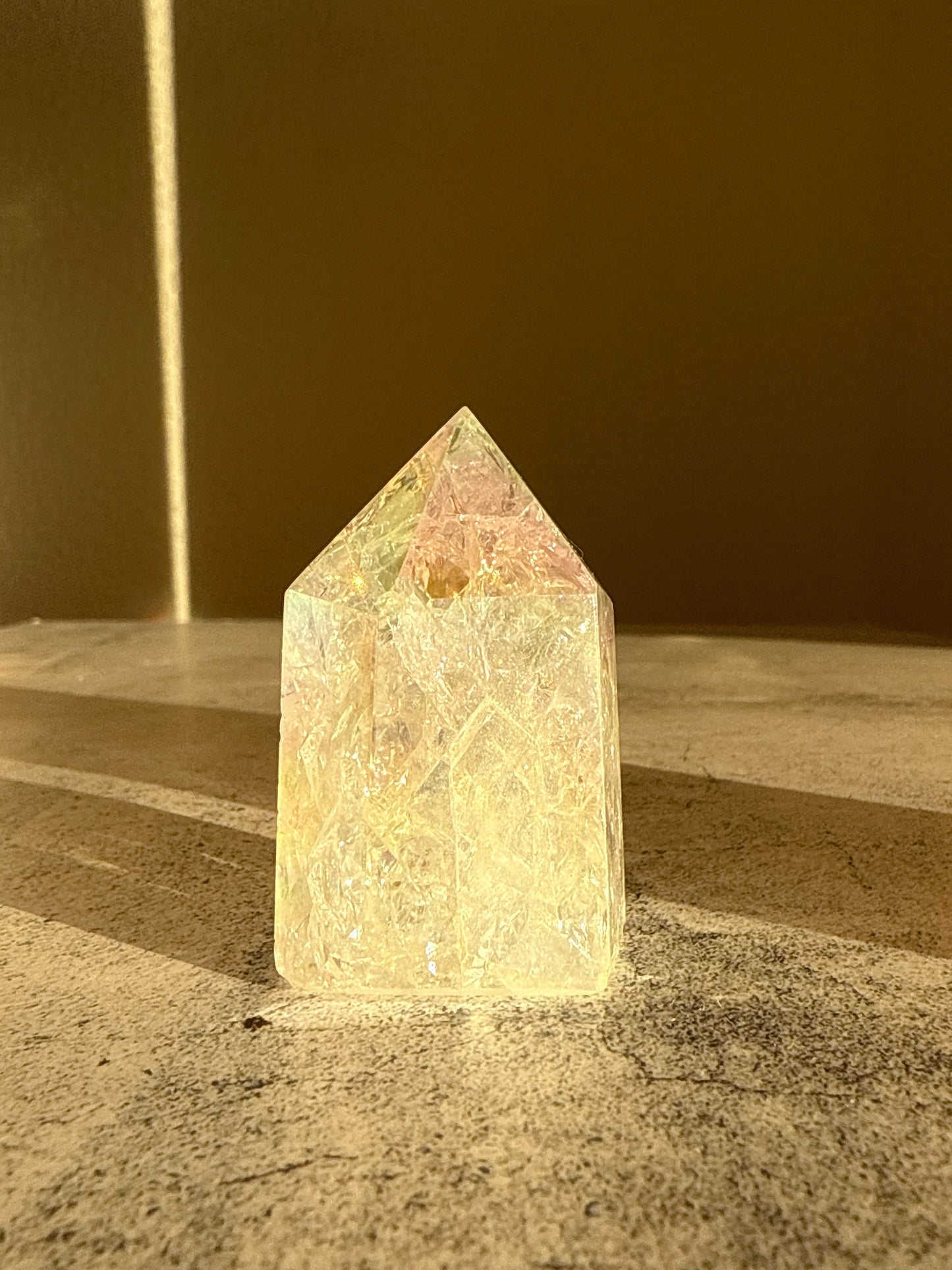 天然石 クラックオーラクォーツ タワー A 62g｜光と幸運を引き寄せるプリズムタワー