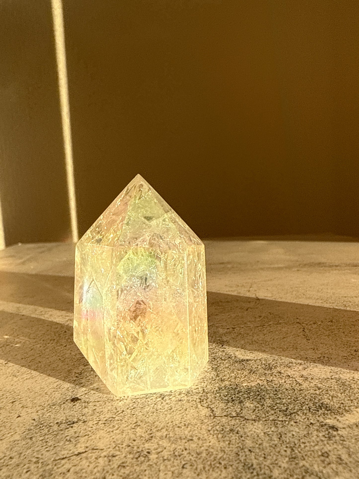 天然石 クラックオーラクォーツ タワー A 62g｜光と幸運を引き寄せるプリズムタワー