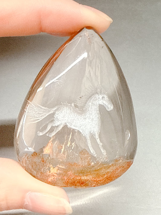 天然石 クリアクォーツ 馬 ドロップ 彫刻｜大地を蹴り、前へ進む力