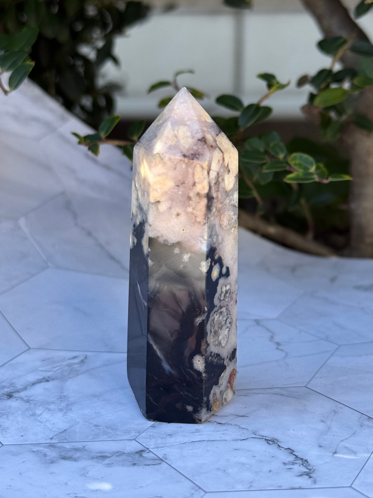 ブラックフラワーアゲート タワー｜可憐さの奥に、譲らない芯を宿す