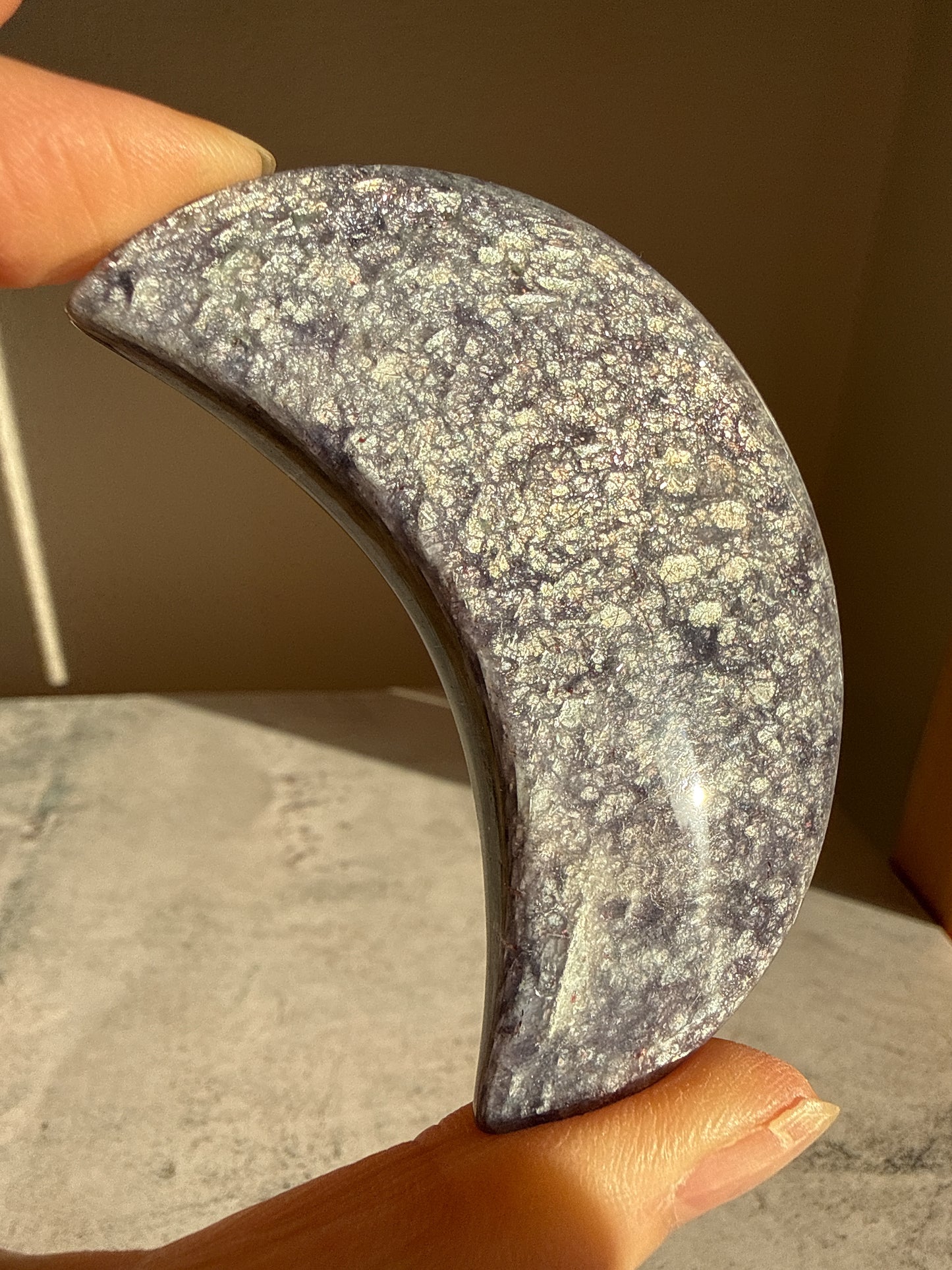 アイオライト 月 台座付き Cordierite Moon