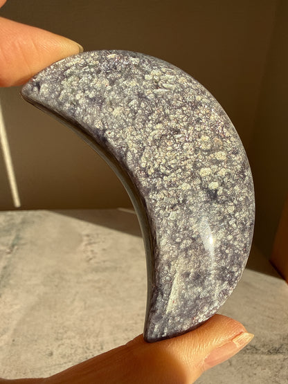 アイオライト 月 台座付き Cordierite Moon