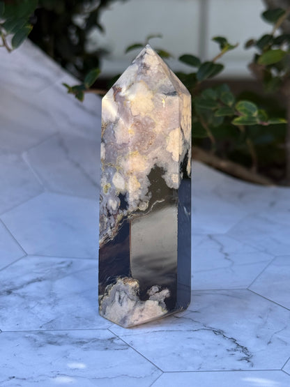 ブラックフラワーアゲート タワー｜可憐さの奥に、譲らない芯を宿す