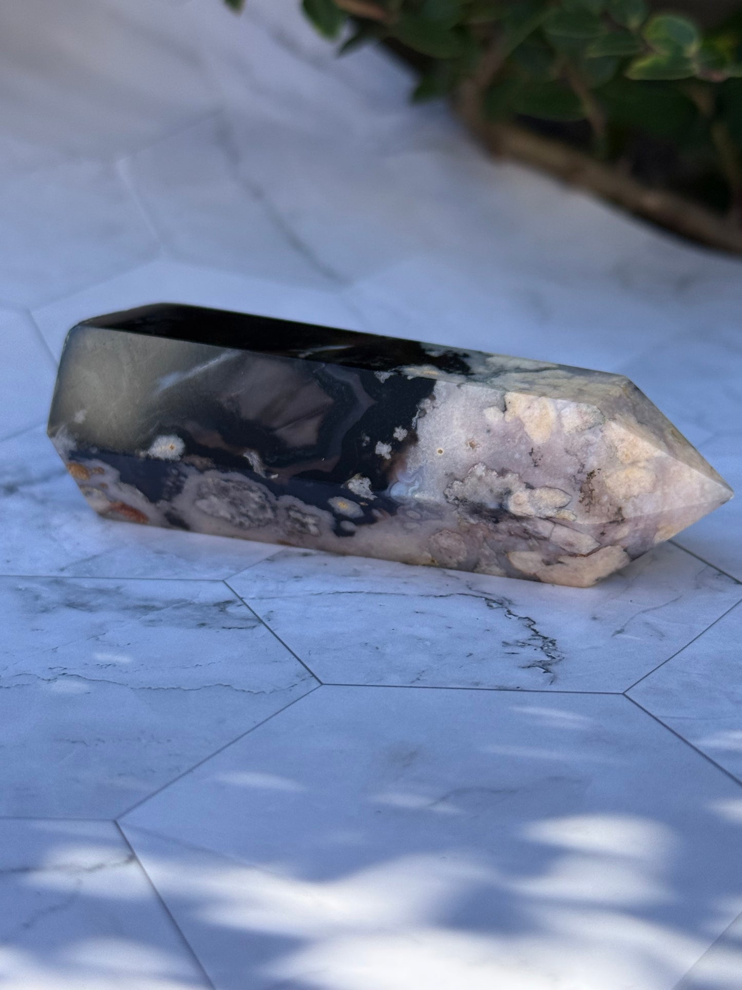 ブラックフラワーアゲート タワー｜可憐さの奥に、譲らない芯を宿す