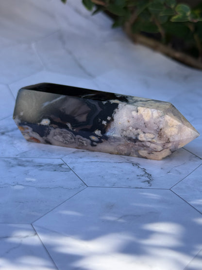 ブラックフラワーアゲート タワー｜可憐さの奥に、譲らない芯を宿す