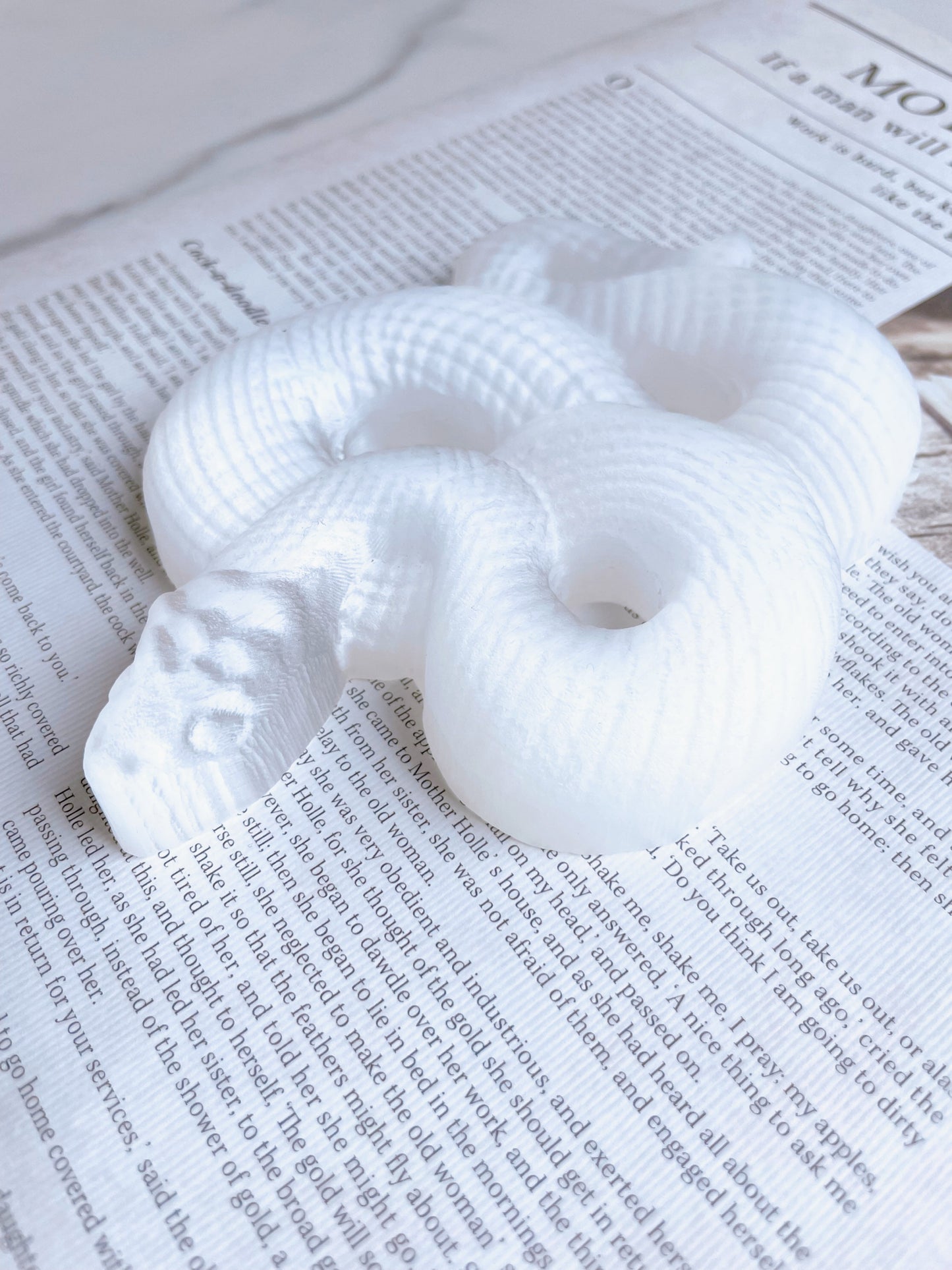金運と集中力を高める神聖な守り石｜セレナイト 蛇形 Selenite Snake