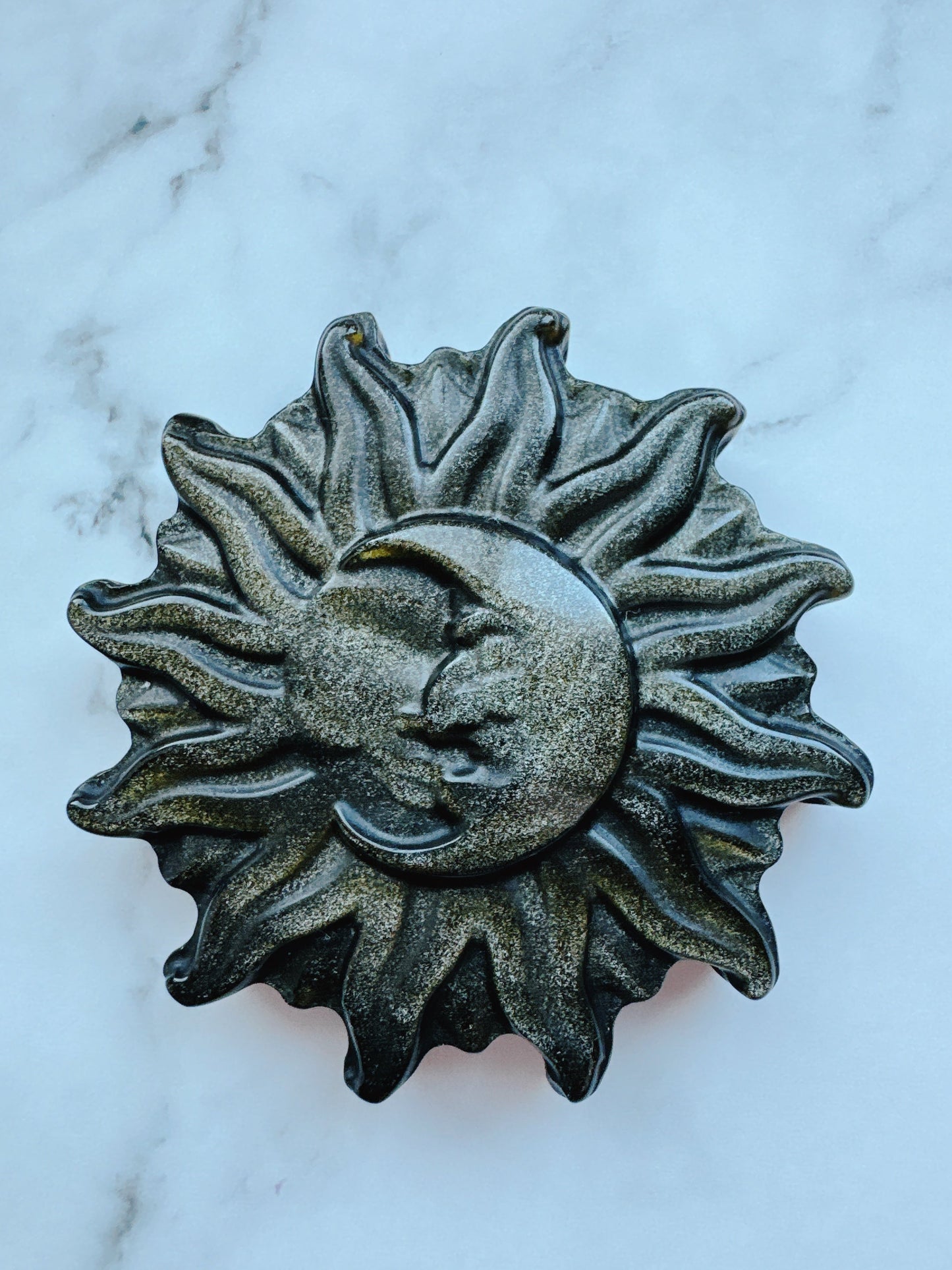 人間関係の悩みが解決する石｜ゴールデンオブシディアン ムーンフェイス型 Golden Obsidian Moon Face