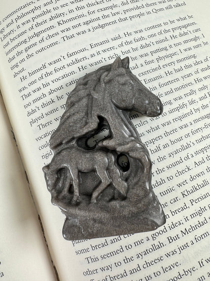 迷いの中にも光を見つけられる石｜シルバーオブシディアン 馬　Silver Obsidian Horse