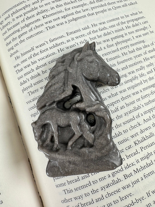 迷いの中にも光を見つけられる石｜シルバーオブシディアン 馬　Silver Obsidian Horse