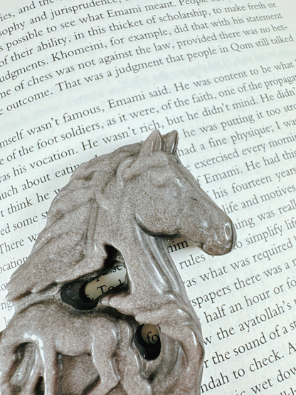 迷いの中にも光を見つけられる石｜シルバーオブシディアン 馬　Silver Obsidian Horse