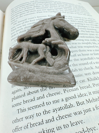 迷いの中にも光を見つけられる石｜シルバーオブシディアン 馬　Silver Obsidian Horse