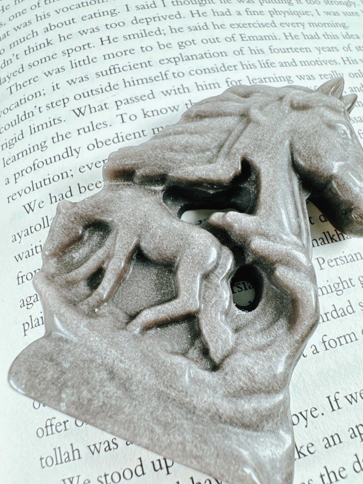 迷いの中にも光を見つけられる石｜シルバーオブシディアン 馬　Silver Obsidian Horse