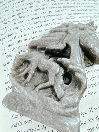 迷いの中にも光を見つけられる石｜シルバーオブシディアン 馬　Silver Obsidian Horse