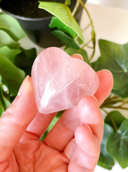 愛される私になれる癒しの石｜ローズクォーツ ハート型 Rose Quartz Heart